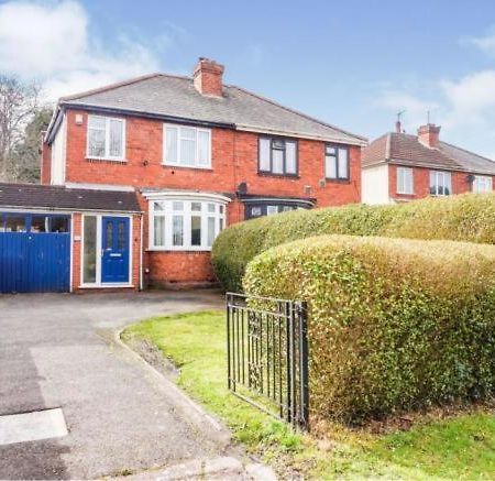L & J Escapes- 4 Bedrooms Suitable For Contractors And Families- Large Private Parking-10 Minutes To M6 Junction 9 Coseley Dış mekan fotoğraf