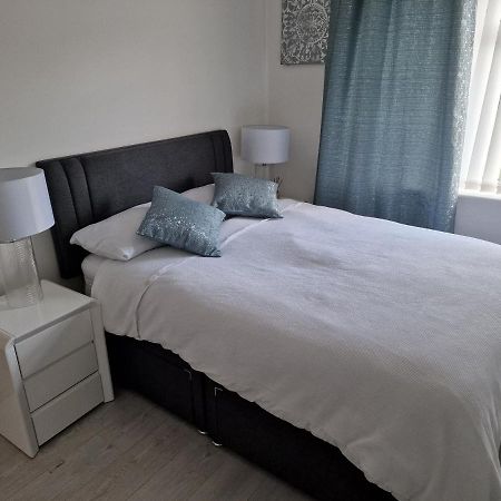 L & J Escapes- 4 Bedrooms Suitable For Contractors And Families- Large Private Parking-10 Minutes To M6 Junction 9 Coseley Dış mekan fotoğraf