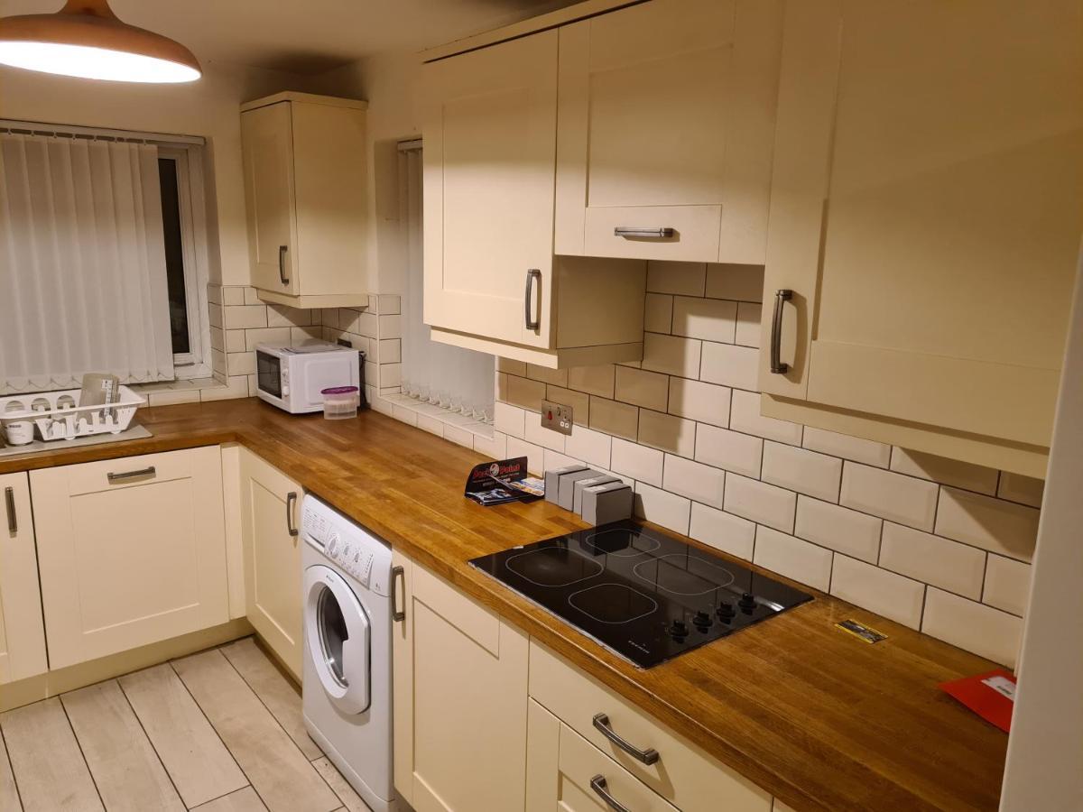 L & J Escapes- 4 Bedrooms Suitable For Contractors And Families- Large Private Parking-10 Minutes To M6 Junction 9 Coseley Dış mekan fotoğraf
