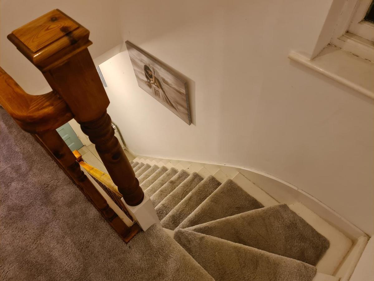 L & J Escapes- 4 Bedrooms Suitable For Contractors And Families- Large Private Parking-10 Minutes To M6 Junction 9 Coseley Dış mekan fotoğraf