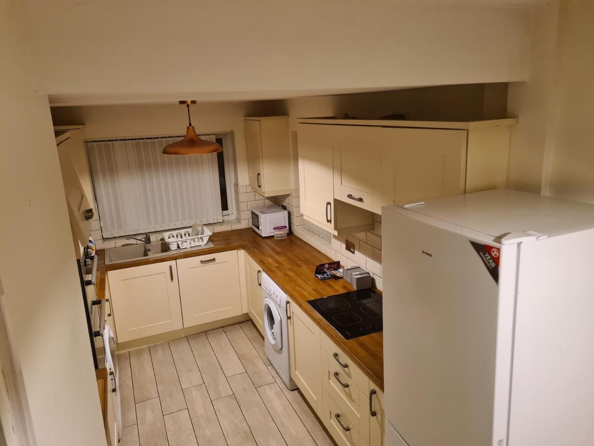 L & J Escapes- 4 Bedrooms Suitable For Contractors And Families- Large Private Parking-10 Minutes To M6 Junction 9 Coseley Dış mekan fotoğraf