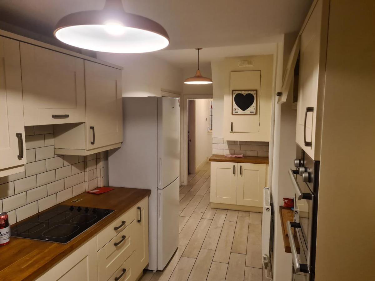 L & J Escapes- 4 Bedrooms Suitable For Contractors And Families- Large Private Parking-10 Minutes To M6 Junction 9 Coseley Dış mekan fotoğraf