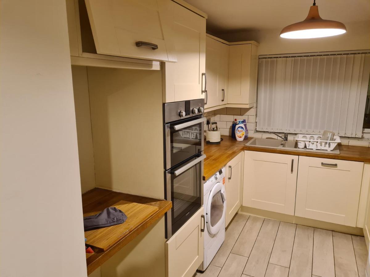 L & J Escapes- 4 Bedrooms Suitable For Contractors And Families- Large Private Parking-10 Minutes To M6 Junction 9 Coseley Dış mekan fotoğraf