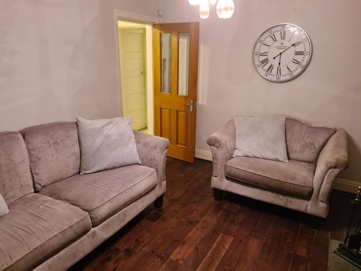 L & J Escapes- 4 Bedrooms Suitable For Contractors And Families- Large Private Parking-10 Minutes To M6 Junction 9 Coseley Dış mekan fotoğraf