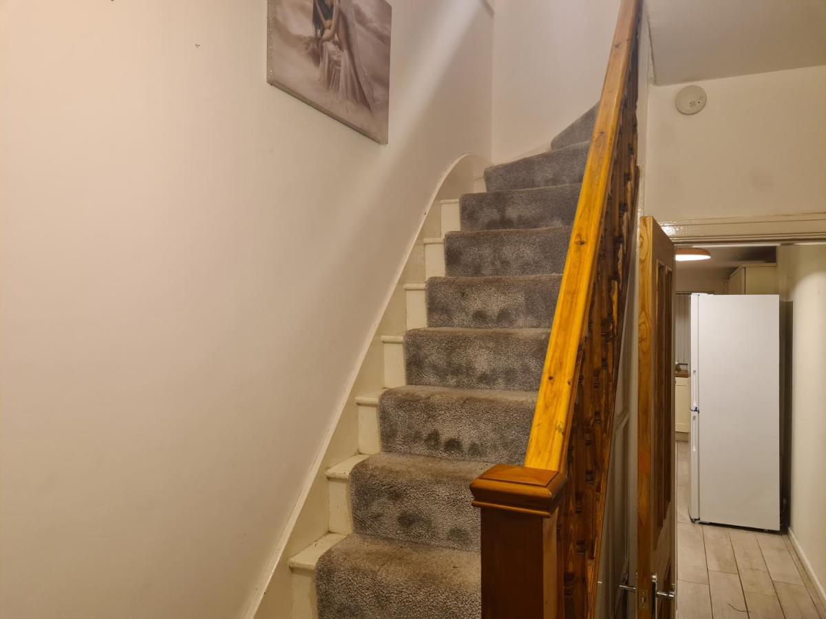 L & J Escapes- 4 Bedrooms Suitable For Contractors And Families- Large Private Parking-10 Minutes To M6 Junction 9 Coseley Dış mekan fotoğraf
