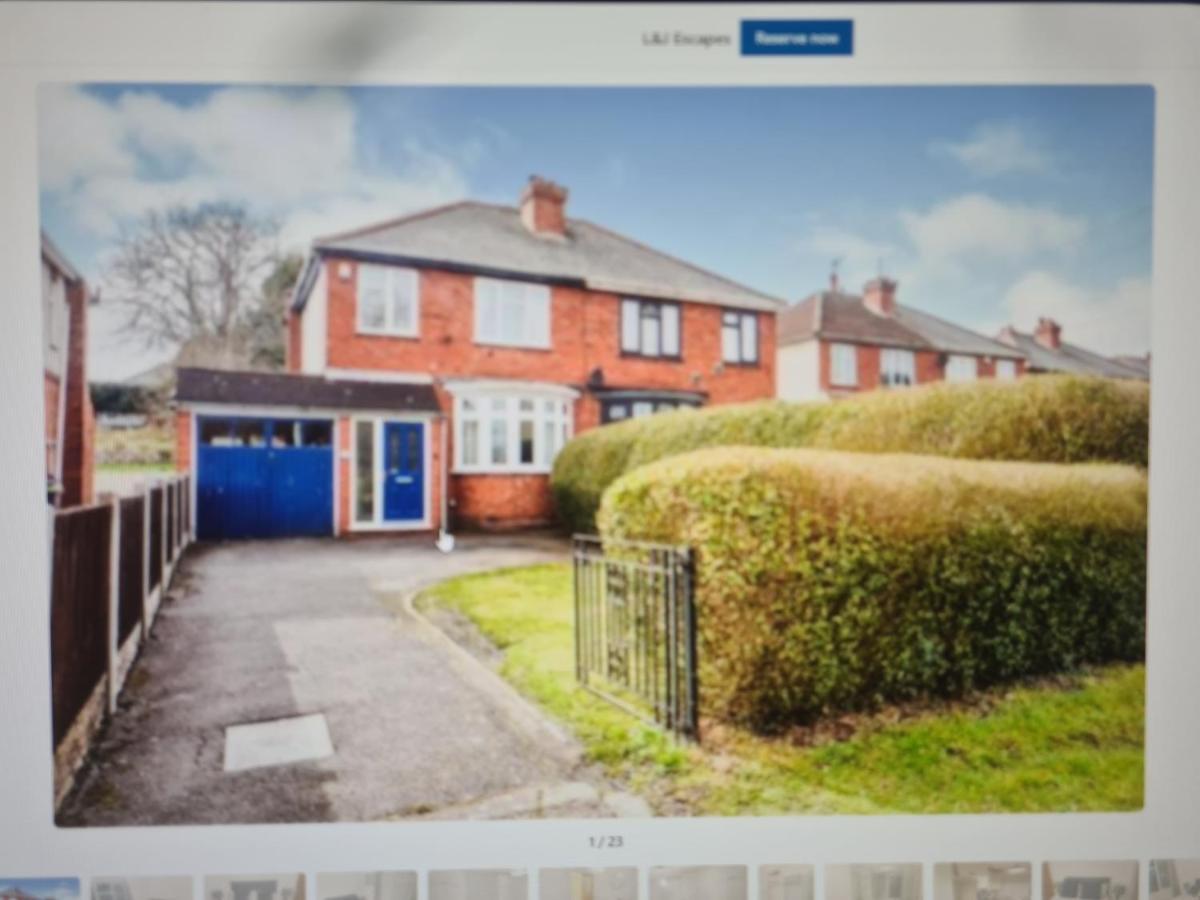 L & J Escapes- 4 Bedrooms Suitable For Contractors And Families- Large Private Parking-10 Minutes To M6 Junction 9 Coseley Dış mekan fotoğraf