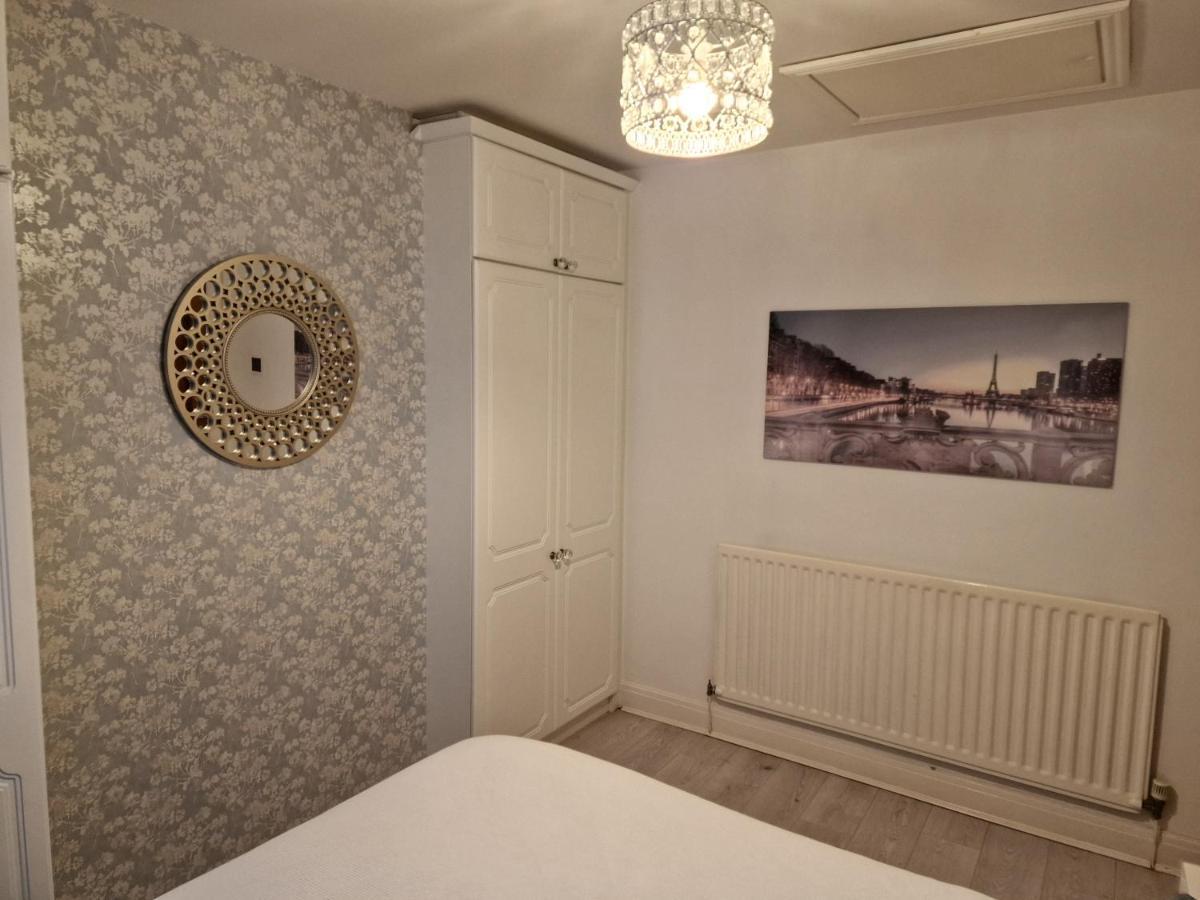 L & J Escapes- 4 Bedrooms Suitable For Contractors And Families- Large Private Parking-10 Minutes To M6 Junction 9 Coseley Dış mekan fotoğraf