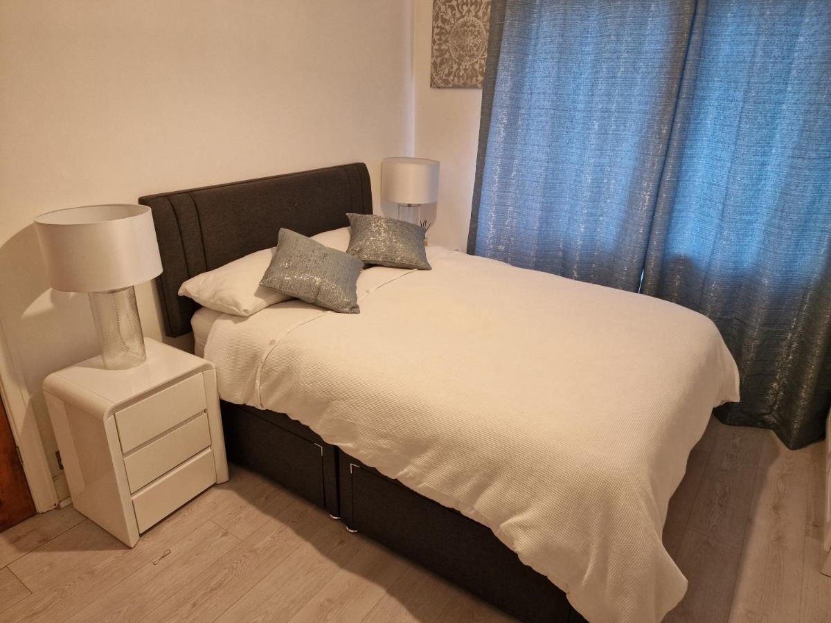 L & J Escapes- 4 Bedrooms Suitable For Contractors And Families- Large Private Parking-10 Minutes To M6 Junction 9 Coseley Dış mekan fotoğraf