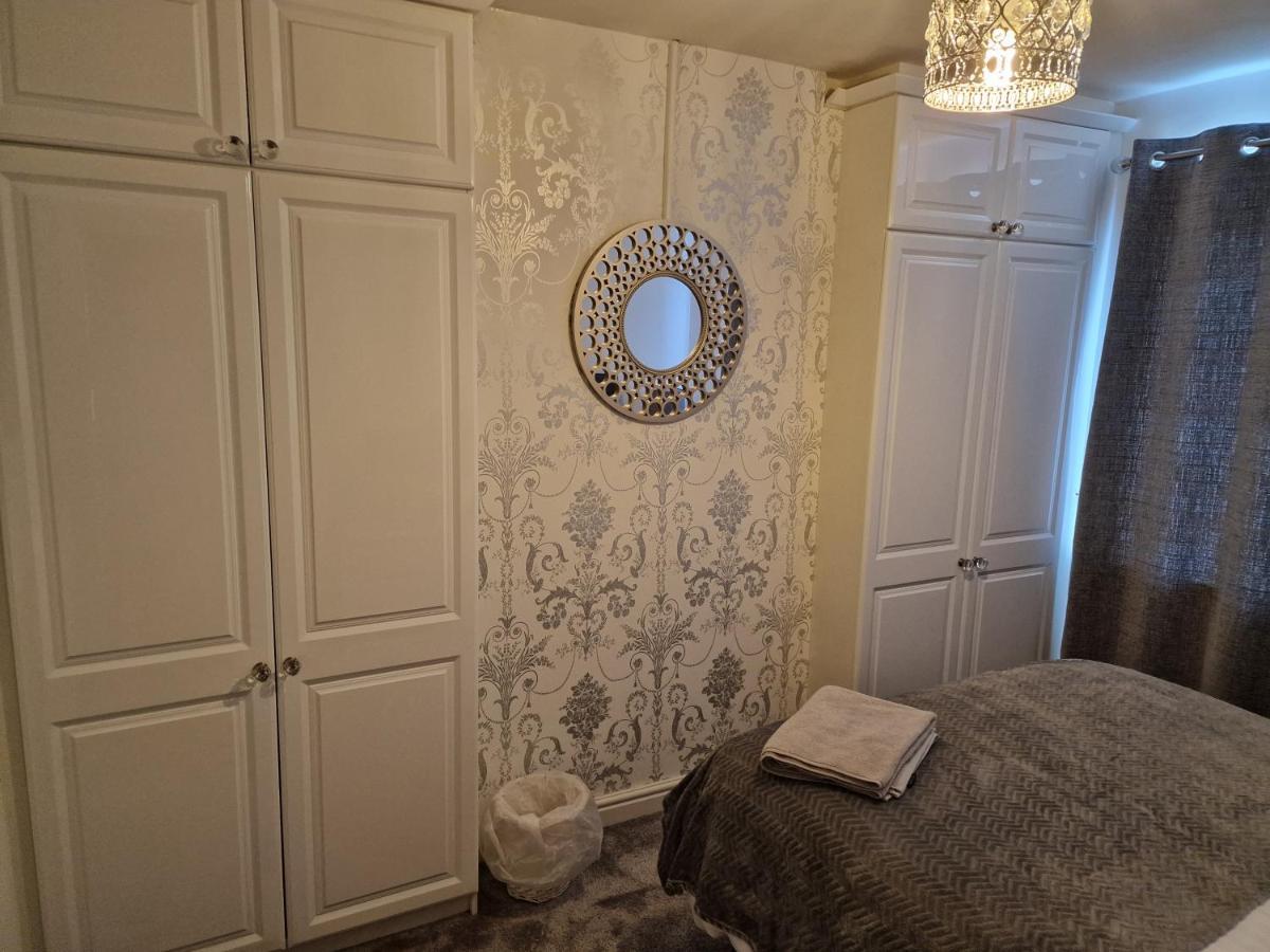 L & J Escapes- 4 Bedrooms Suitable For Contractors And Families- Large Private Parking-10 Minutes To M6 Junction 9 Coseley Dış mekan fotoğraf