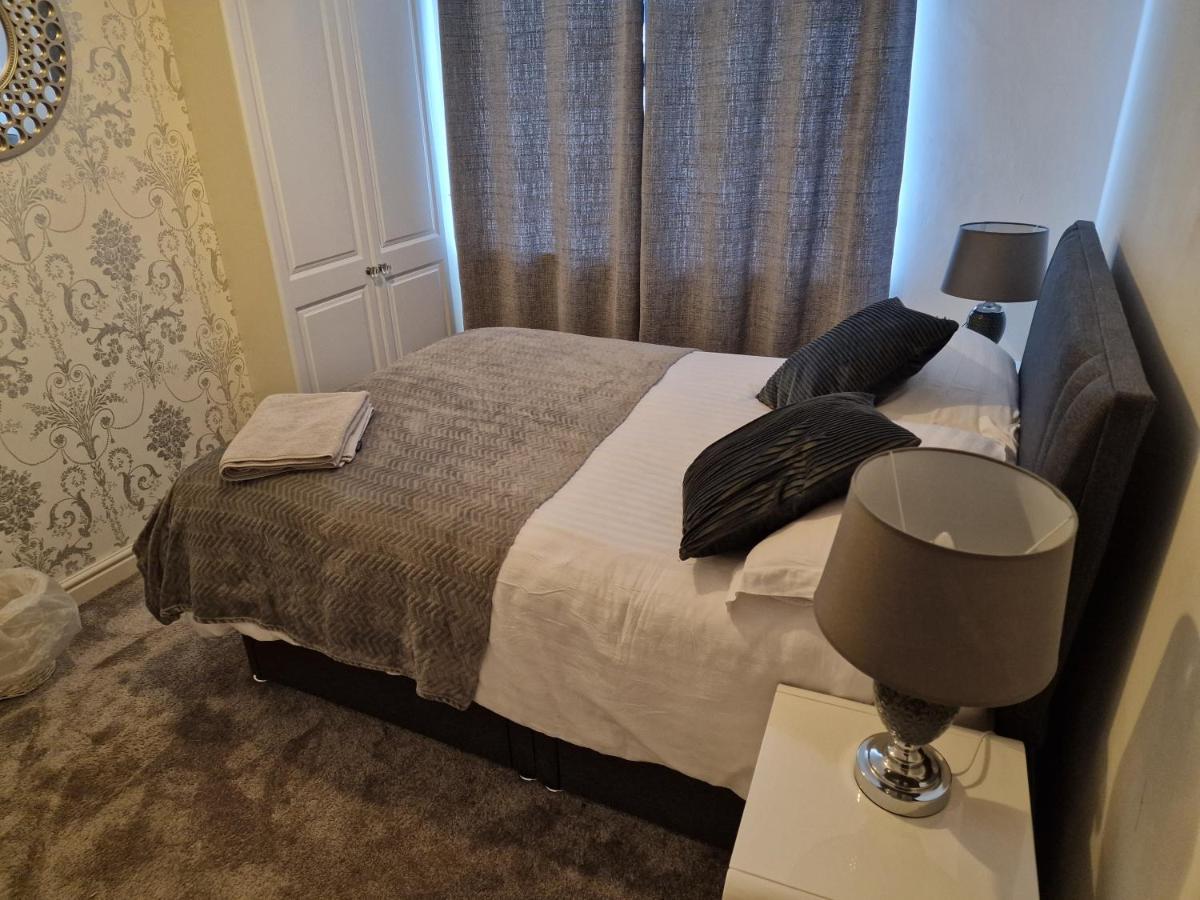 L & J Escapes- 4 Bedrooms Suitable For Contractors And Families- Large Private Parking-10 Minutes To M6 Junction 9 Coseley Dış mekan fotoğraf