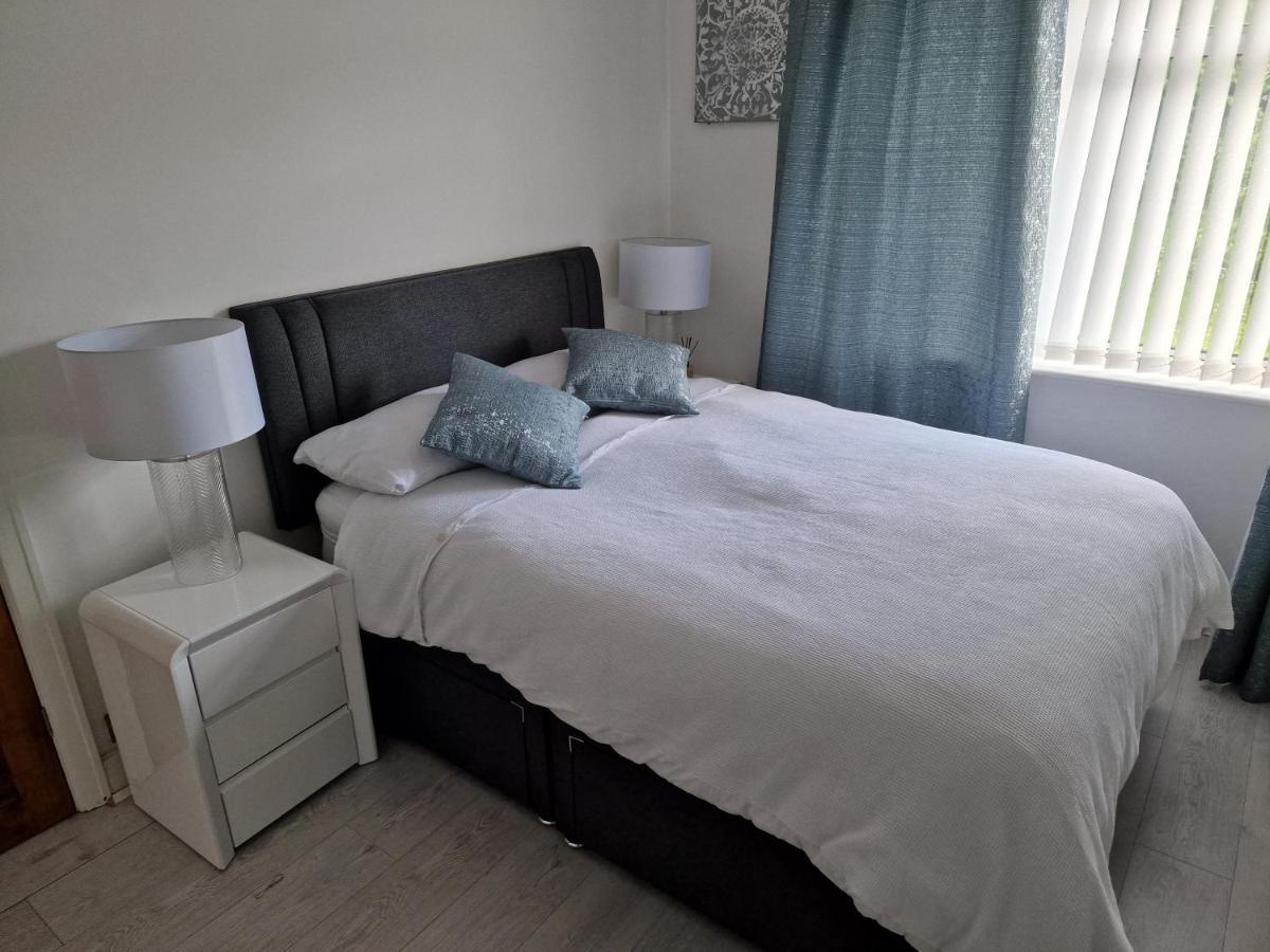 L & J Escapes- 4 Bedrooms Suitable For Contractors And Families- Large Private Parking-10 Minutes To M6 Junction 9 Coseley Dış mekan fotoğraf
