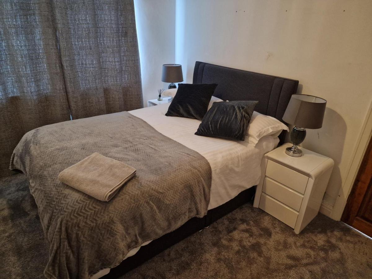 L & J Escapes- 4 Bedrooms Suitable For Contractors And Families- Large Private Parking-10 Minutes To M6 Junction 9 Coseley Dış mekan fotoğraf