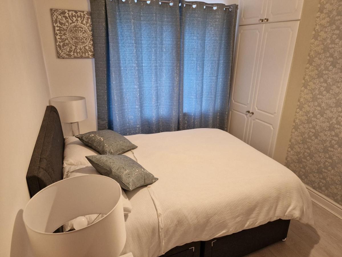 L & J Escapes- 4 Bedrooms Suitable For Contractors And Families- Large Private Parking-10 Minutes To M6 Junction 9 Coseley Dış mekan fotoğraf